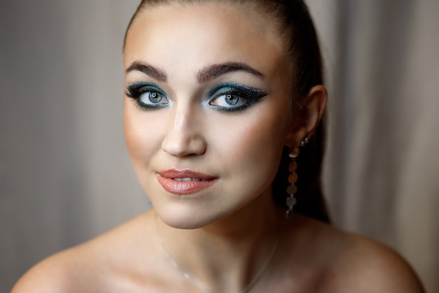 Retrato de una hermosa joven con maquillaje