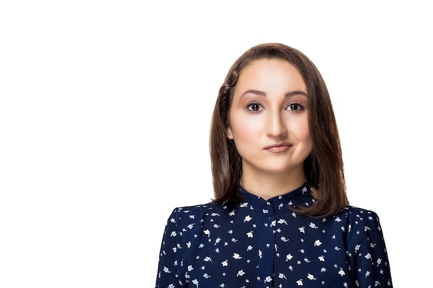 Retrato de una hermosa joven morena con emociones de primer plano de camisa azul