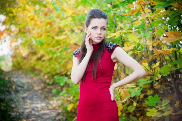 Retrato de hermosa joven en la naturaleza