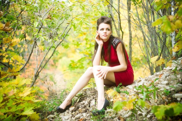 Retrato de hermosa joven en la naturaleza