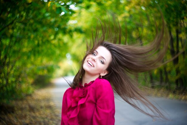 Retrato de hermosa joven en la naturaleza