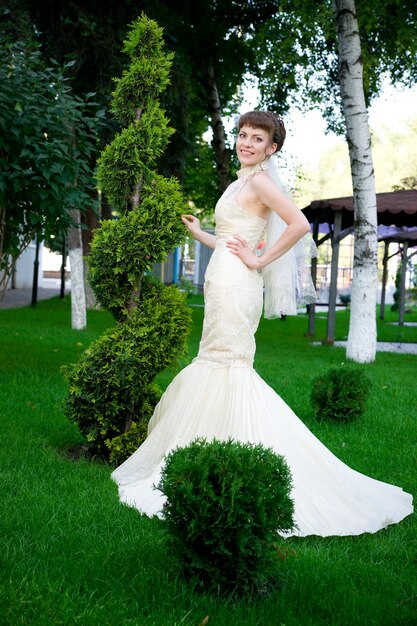 Retrato de hermosa joven novia en la naturaleza