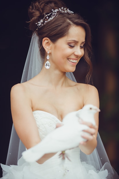 Foto retrato de hermosa joven novia con paloma
