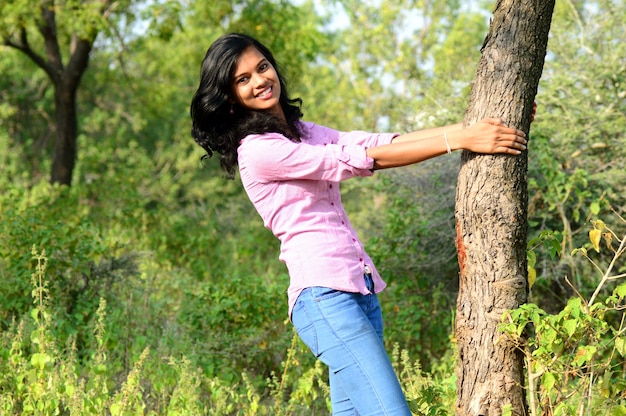 Retrato de una hermosa joven en el parque posando.