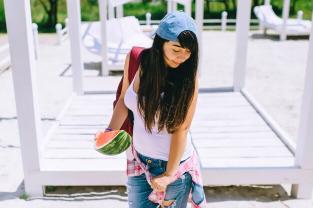 Foto un retrato de la hermosa joven en el parque con sandía en sus manos