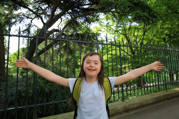 Foto retrato de una hermosa joven en el parque