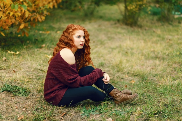 Retrato de una hermosa joven pelirroja