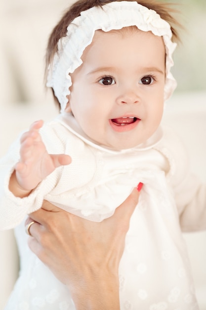 Retrato de hermosa joven con pelo corto en vestido blanco