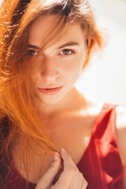 Retrato de una hermosa joven con el pelo rojo. Ternura feminidad sexy concepto