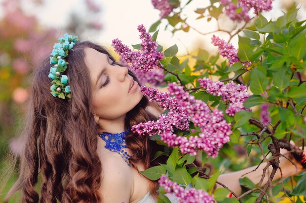 Retrato de una hermosa joven en primavera