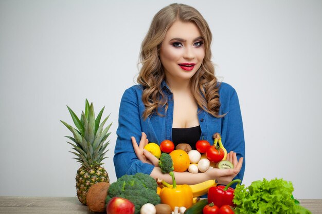 Retrato de una hermosa joven que apoya la dieta.