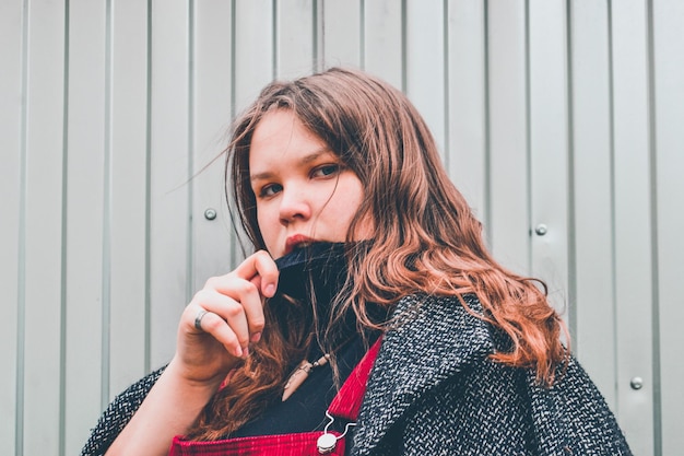 Foto retrato de una hermosa joven que mira hacia otro lado