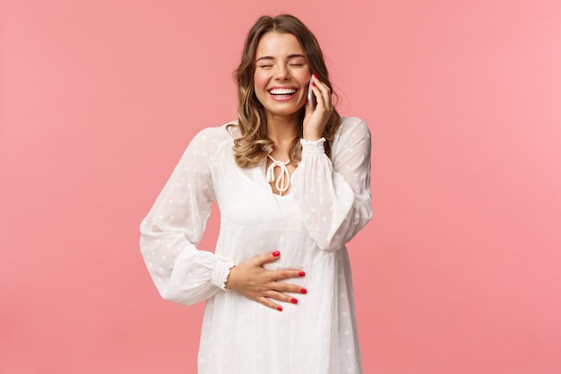 Retrato de hermosa joven rubia tierna en vestido blanco