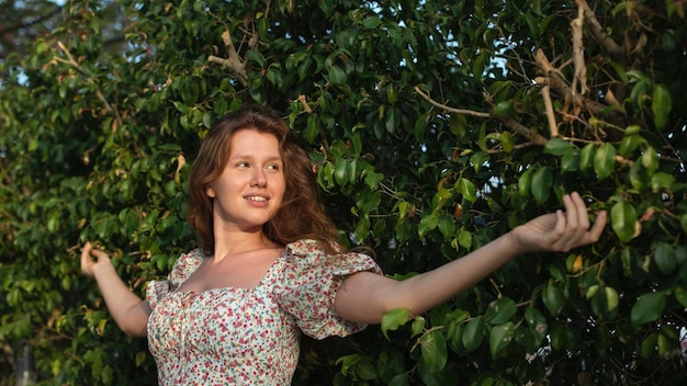 Retrato de una hermosa joven vestida está disfrutando de un día de verano o primavera en verde natural natural