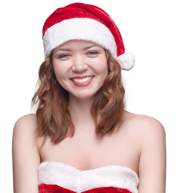Retrato de una hermosa joven vestida de Santa. sonrisa feliz. aislado en blanco