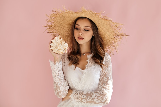 Foto retrato de una hermosa joven con un vestido