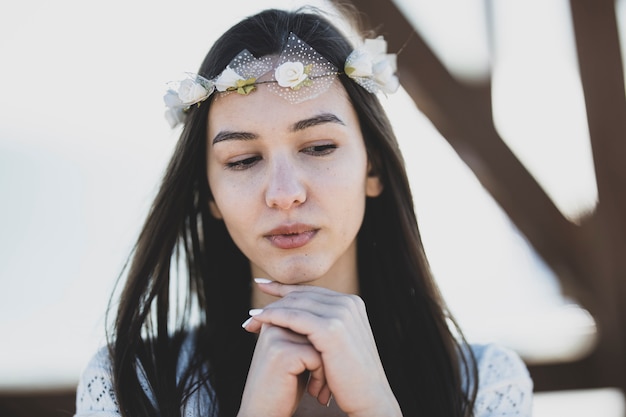 Retrato de la hermosa joven