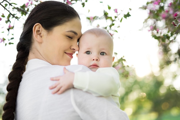 Retrato hermosa madre y bebé al aire libre belleza de la naturaleza mamá y su hijo jugando en el parque