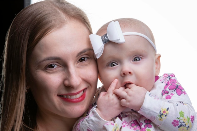 Retrato de una hermosa madre e hija.