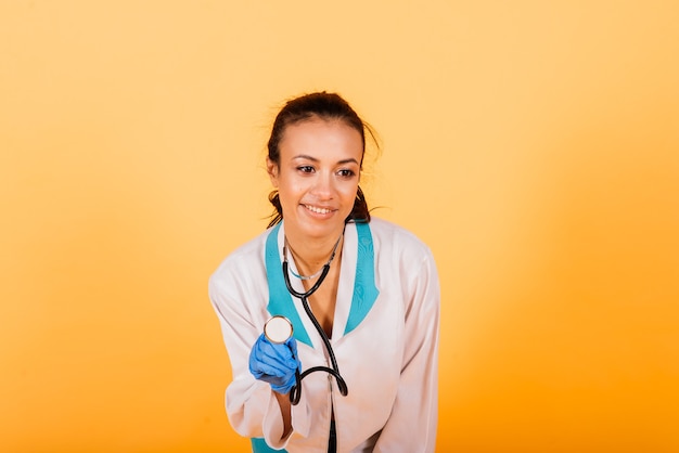 Retrato de hermosa médico o enfermera afroamericana aislado sobre fondo amarillo