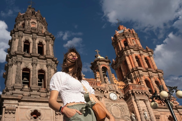 Retrato de hermosa mexicana con el viento moviendo su cabello en san luis potosi mexico