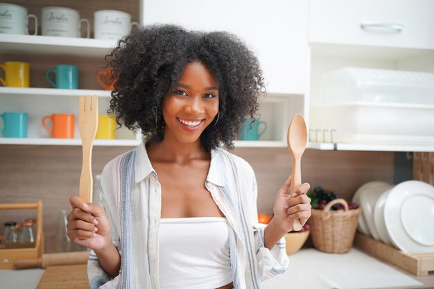 Retrato de una hermosa modelo de moda femenina con cabello rizado en casa