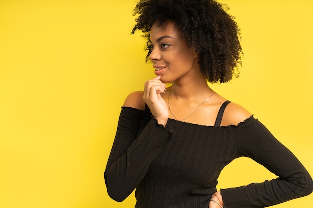 Retrato de hermosa modelo de mujer afroamericana sonriendo.