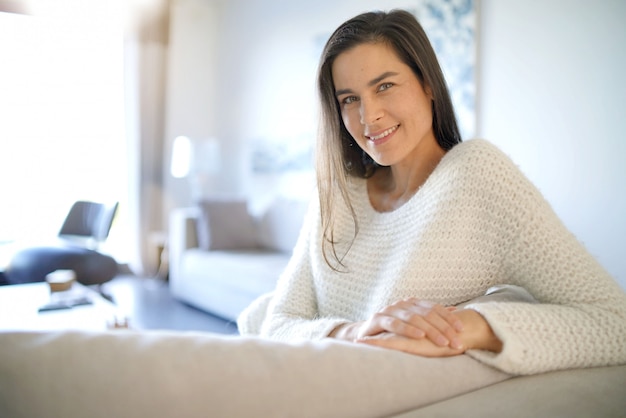 Retrato de hermosa morena en casa