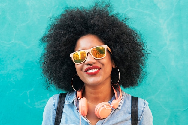 Retrato de hermosa mujer afroamericana en la calle.