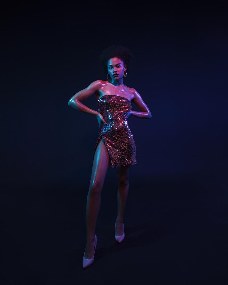 Foto retrato de una hermosa mujer afroamericana luz creativa