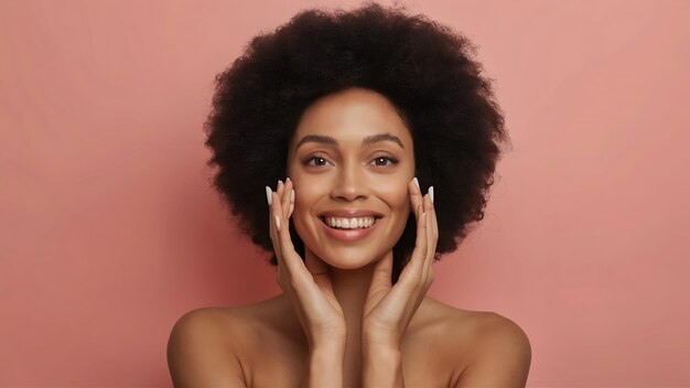 Retrato de una hermosa mujer afroamericana negra con cabello afro posando en belleza y cuidado de la piel.