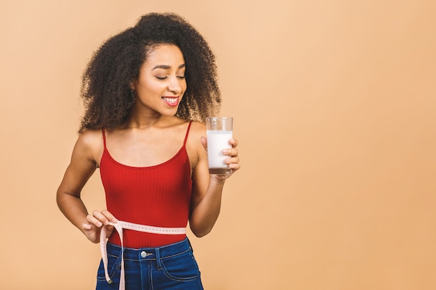 Retrato de hermosa mujer afroamericana con vaso de leche