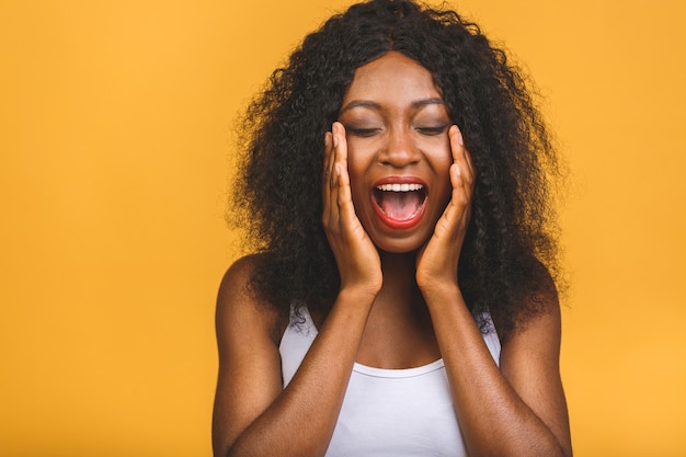 Retrato de hermosa mujer afroamericana