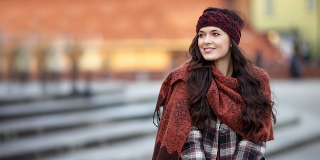 Retrato de hermosa mujer alegre en una ciudad