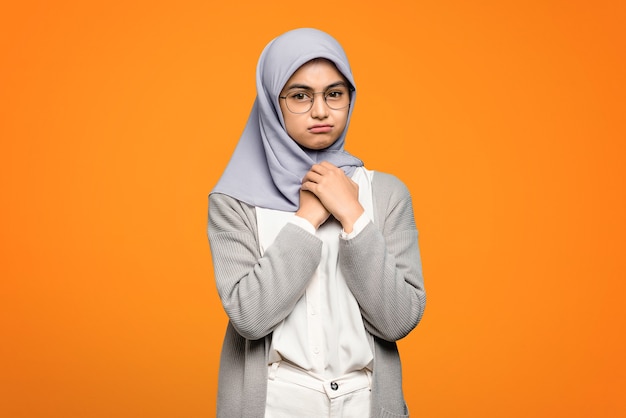 Foto retrato de hermosa mujer asiática aburrida con expresión infeliz