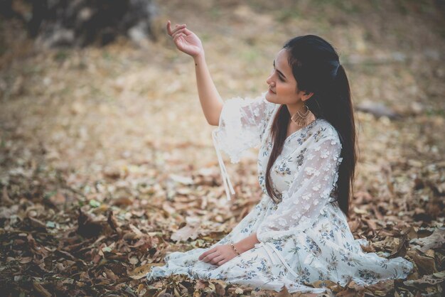Retrato de hermosa mujer asiática en el bosque con hojas secasGente de TailandiaLa primavera