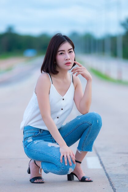 Retrato de hermosa mujer asiática cabello dorado al aire libre Concepto de mujer feliz Estilo de vida de chica moderna Gente de Tailandia