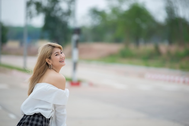 Retrato de hermosa mujer asiática cabello dorado al aire libre Concepto de mujer feliz Estilo de vida de chica moderna Gente de Tailandia