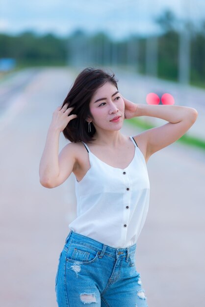 Retrato de hermosa mujer asiática cabello dorado al aire libre Concepto de mujer feliz Estilo de vida de chica moderna Gente de Tailandia