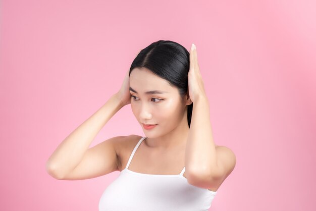 Retrato de hermosa mujer asiática con cabello largo sano lacio y brillante