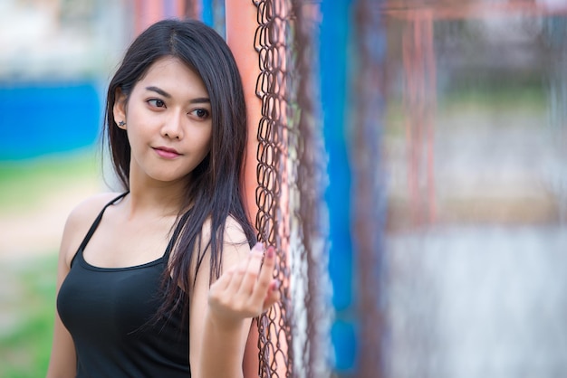 Retrato de hermosa mujer asiática cabello negro al aire libre Concepto de mujer feliz Estilo de vida de chica moderna Gente de Tailandia en el camino en el bosque