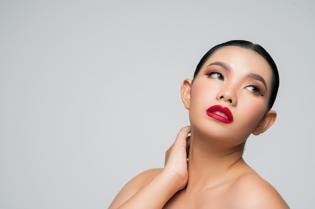 Foto retrato de hermosa mujer asiática con cabello negro y labios rojos