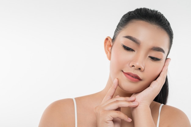 Retrato de hermosa mujer asiática con cabello negro y labios rosados