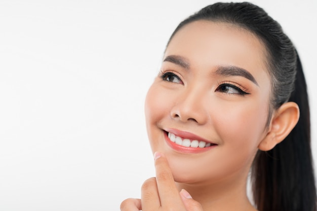 Retrato de hermosa mujer asiática con cabello negro y labios rosados