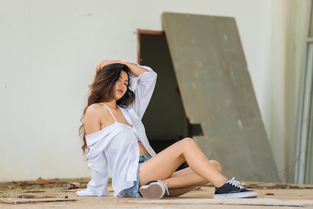 Retrato de hermosa mujer asiática con camisa blanca con un poco de concepto sexy Gente tailandesa Estilo de vida de mujer moderna posan para tomar una foto