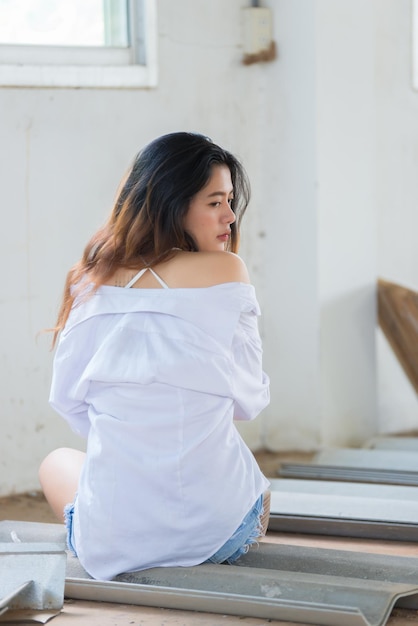 Retrato de hermosa mujer asiática con camisa blanca con un poco de concepto sexy Gente tailandesa Estilo de vida de mujer moderna posan para tomar una foto