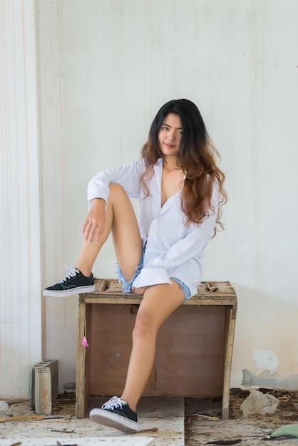 Retrato de hermosa mujer asiática con camisa blanca con un poco de concepto sexy Gente tailandesa Estilo de vida de mujer moderna posan para tomar una foto