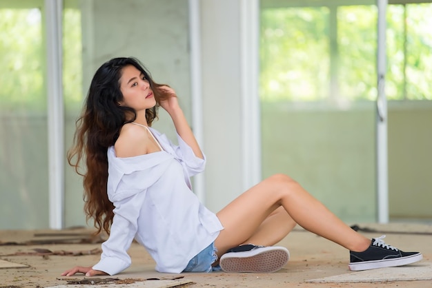 Retrato de hermosa mujer asiática con camisa blanca con un poco de concepto sexy Gente tailandesa Estilo de vida de mujer moderna posan para tomar una foto