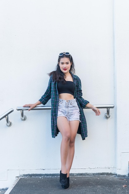 Retrato de una hermosa mujer asiática Chica de hipsters en la escalera para tomar una foto Gente de Tailandia