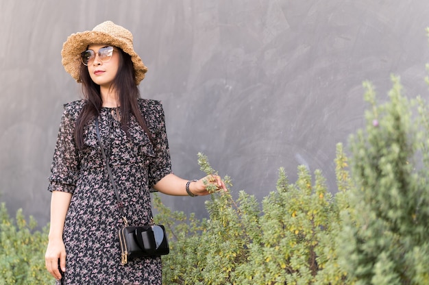 Retrato de hermosa mujer asiática con gafas negras de moda